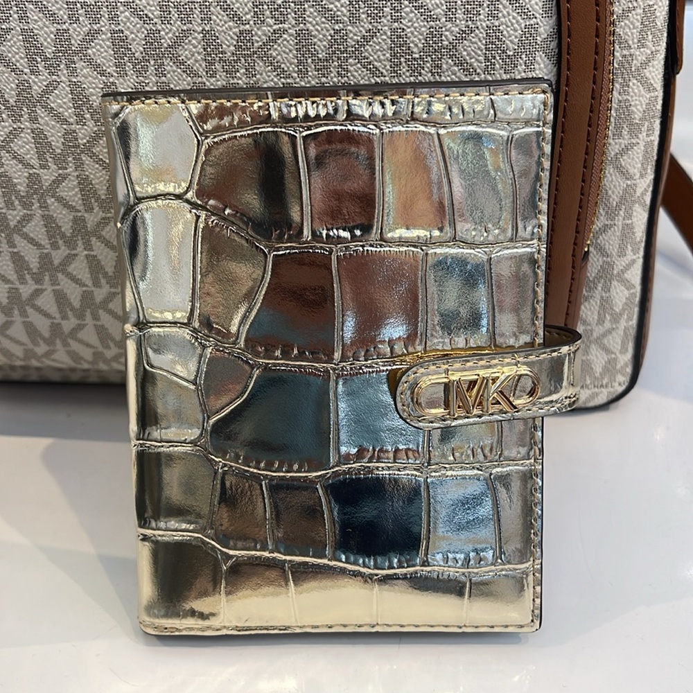 Michael Kors Empire Metallic Crocodile Embossed Leather Passport Wallet
NWT - Picture 16 of 16